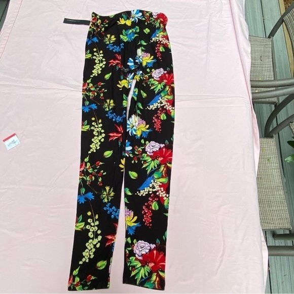 NWT Viv Collection stretch leggings. A burst of summer flowers brighten your day - Picture 2 of 7